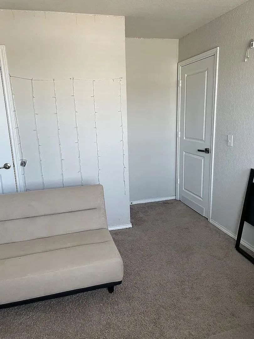 Room in 4 Bedroom Home in San Antonio — Photo 2