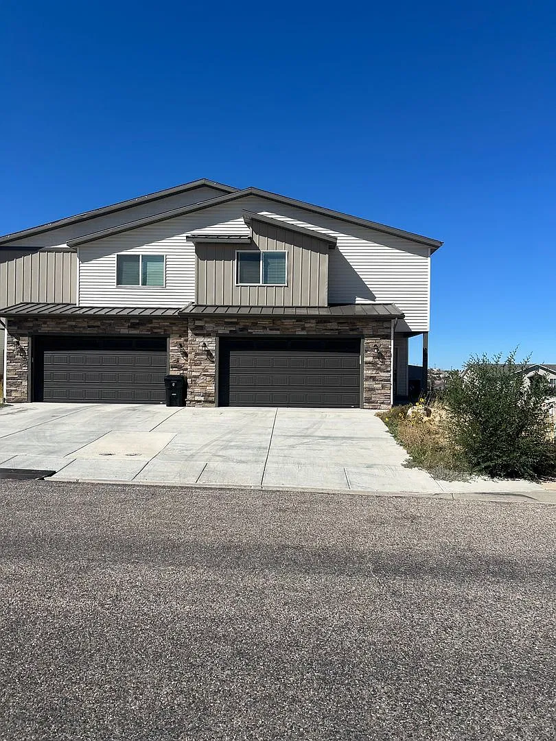3 Bedroom Duplex with a Garage — Photo 1