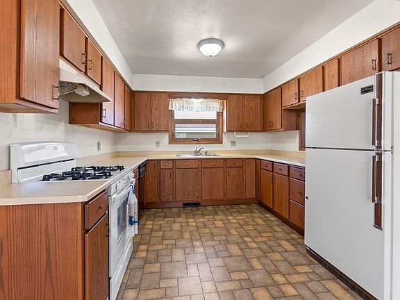 2nd image of 421 Manhattan St