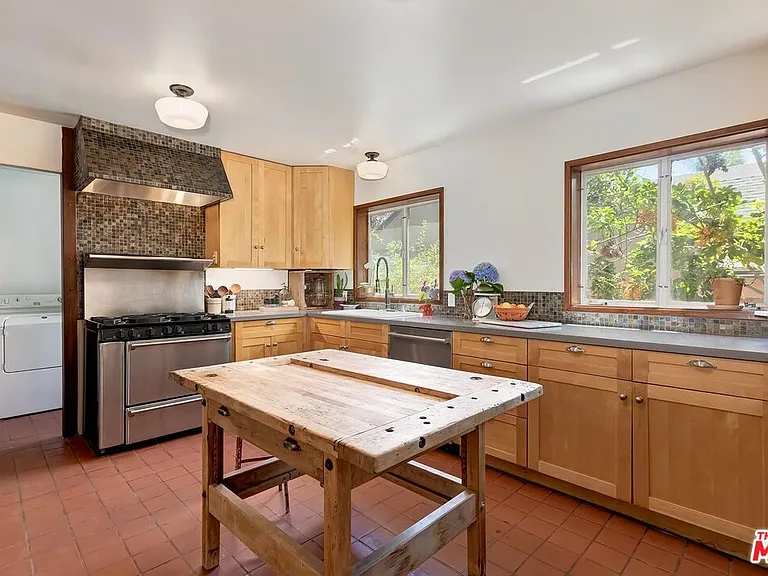 515 N Kenter Ave — Photo 8