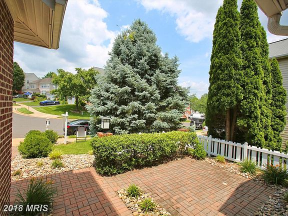Exterior Front Court Yard