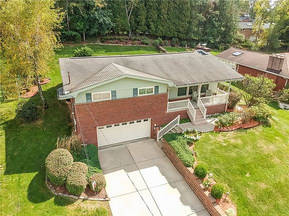 3rd image of 1372 Hillsdale Dr