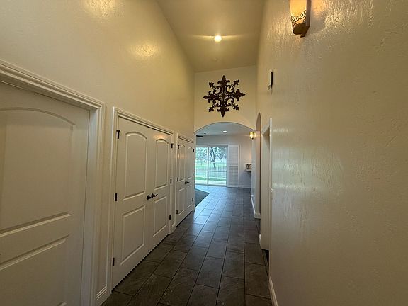 5th image of 190 Lake Dr