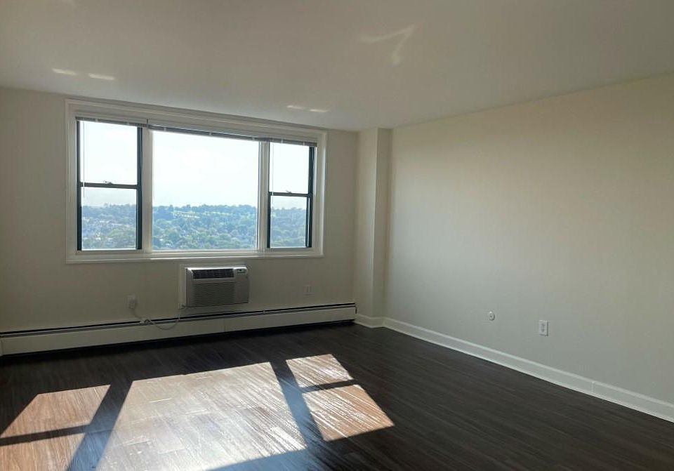 2nd image of 689 Huron Ave #3
