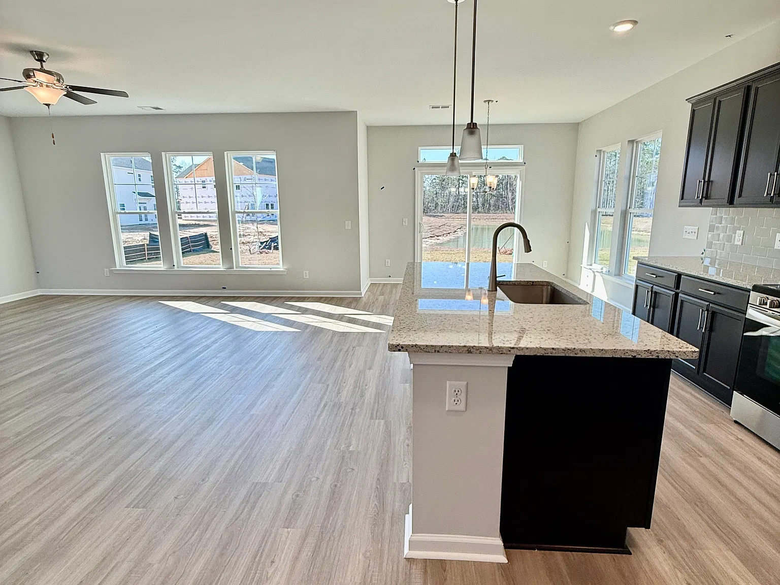 4 bed, 2.5 bath, 2005 sqft, $2,850 — Photo 4