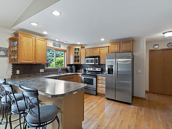3rd image of 609 E Spring St