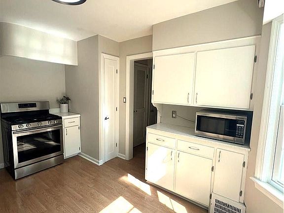 5th image of 1561 Maywood Rd