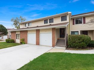 1084 Hidden Lake Dr, Buffalo Grove, IL 60089