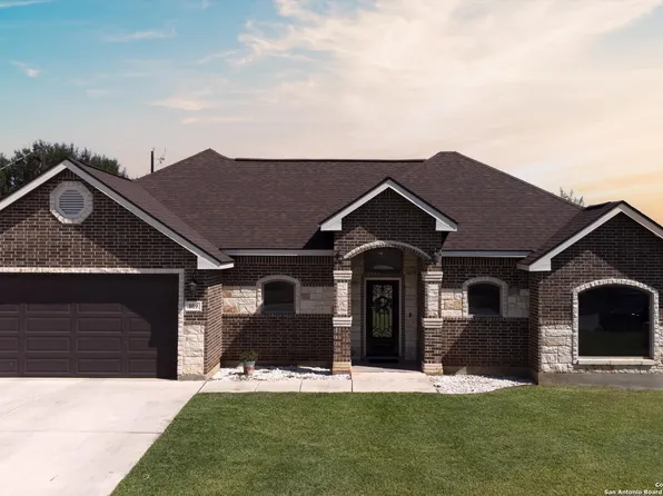 109 N 1ST ST, Floresville, TX 78114
