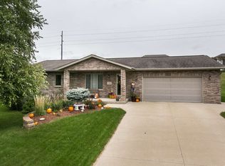 718 Walnut Ridge St, Peosta, IA 52068