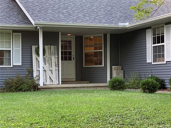 2nd image of 2402 Woodlawn Dr