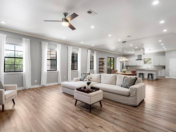 2nd image of 2713 Leslie Ln