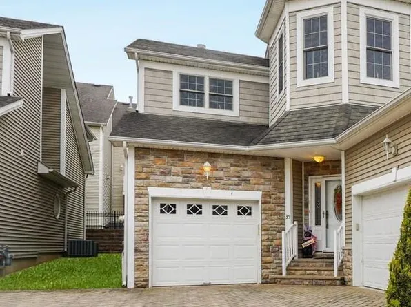 63 Pilot Ln, Staten Island, NY 10309