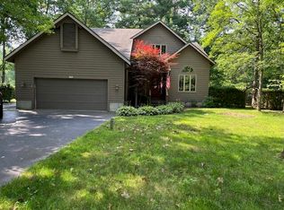 17 Pine Ridge Dr, Morrisonville, NY 12962