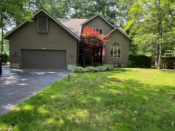 17 Pine Ridge Dr, Morrisonville, NY 12962