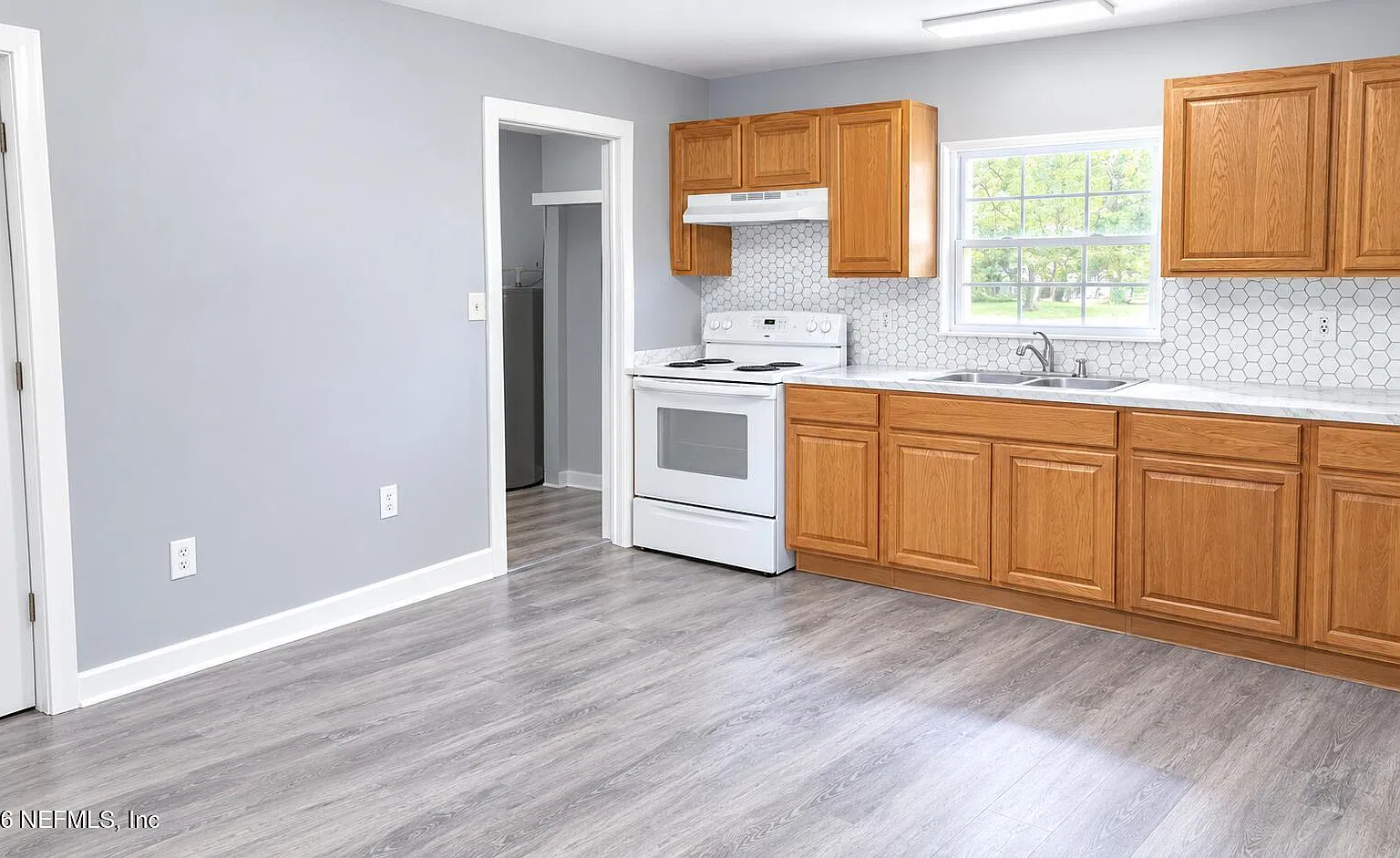 3 bed, 1.0 bath, 846 sqft, $1,250 — Photo 1