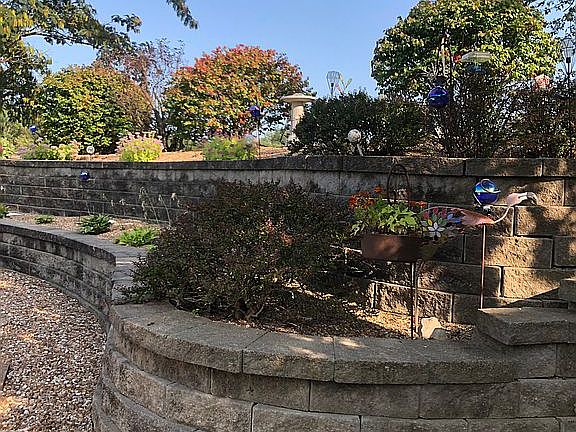  Landscape retaining wall