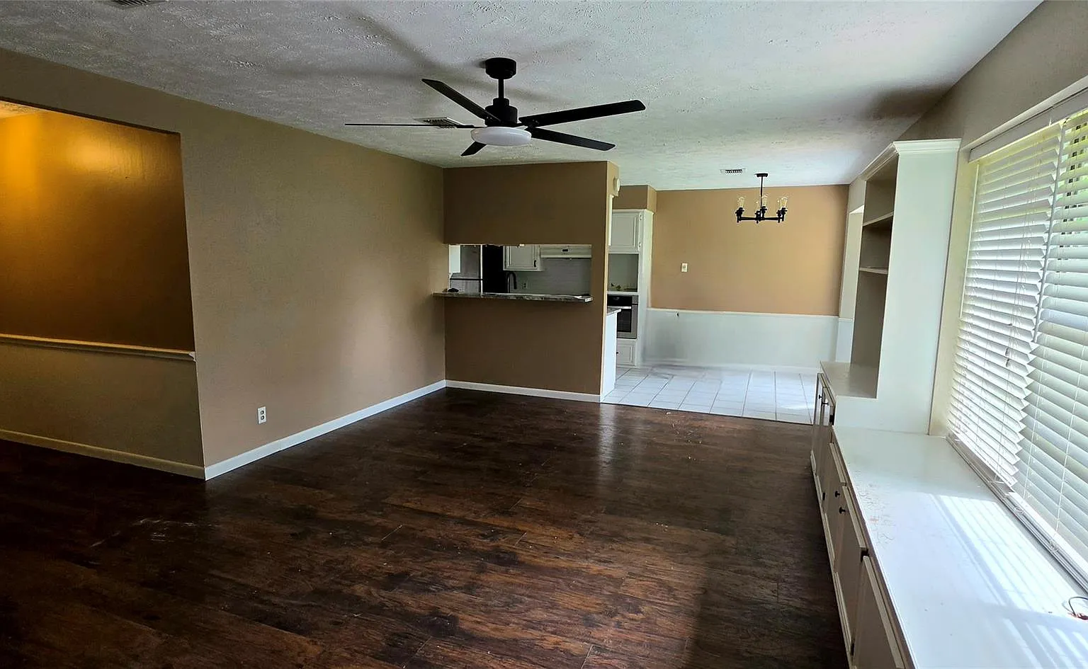 3 bed, 2.0 bath, 1454 sqft, $2,100 — Photo 4