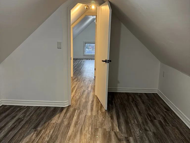 1152 King St E #1 — Photo 7