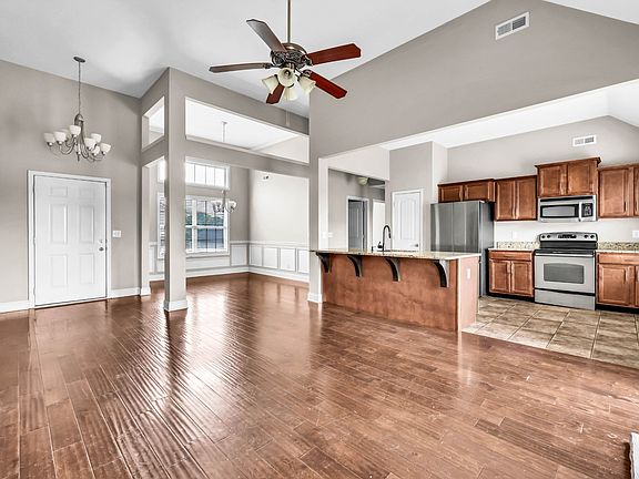 4th image of 410 River Heights Dr