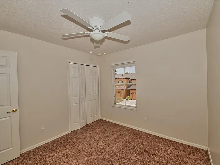 2730 Retreat View Cir — Photo 16