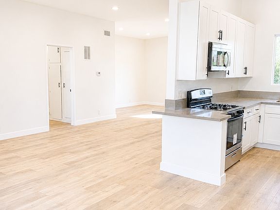3rd image of 4540 Hazeltine Ave #14