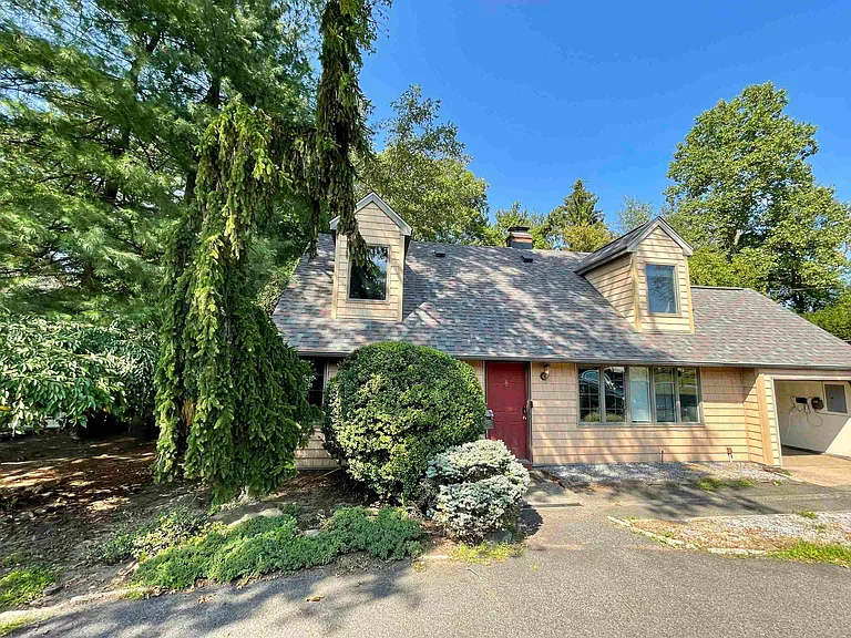 149 W Clinton Ave — Photo 1