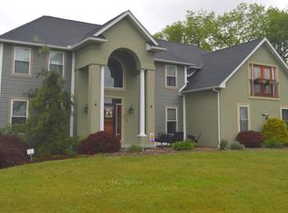 104 Meadow View Dr, Reading, PA 19605
