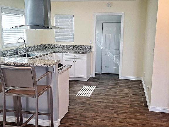 3rd image of 907 N La Paloma Ave