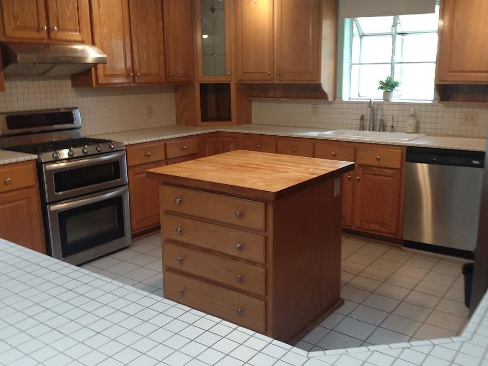 2nd image of 325 S Macarthur Ave
