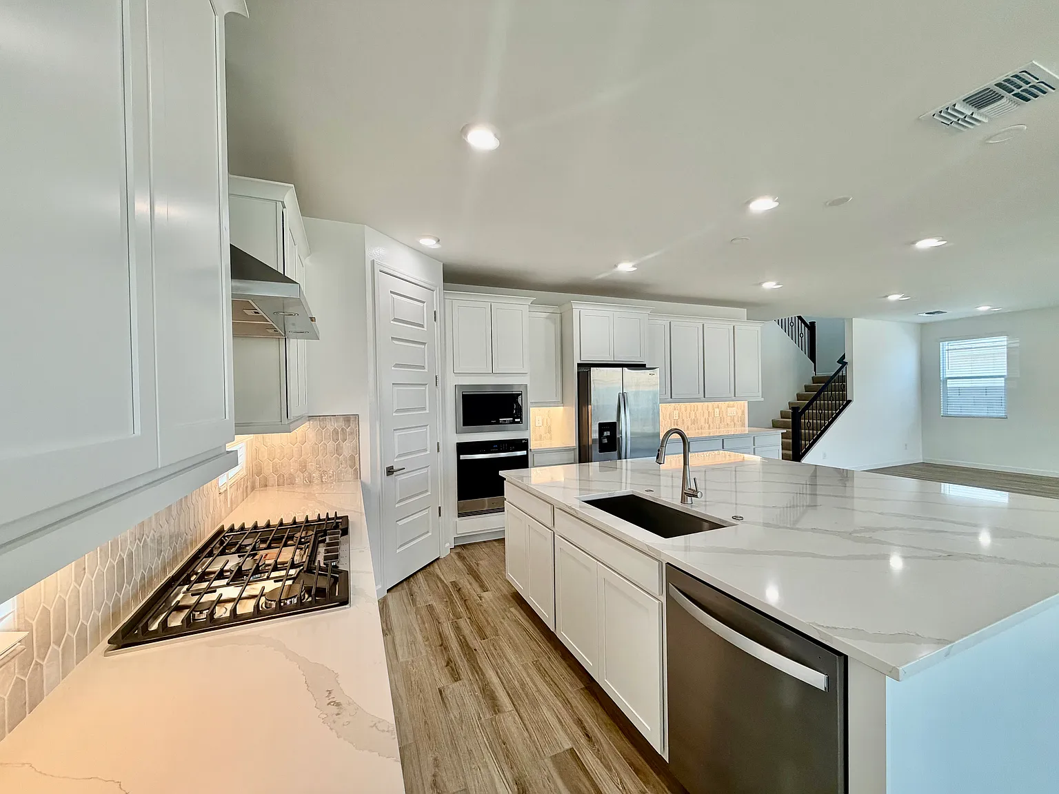 5 bed, 3176 sqft, $3,900 — Photo 2
