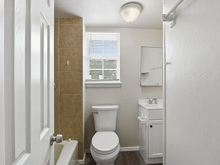 S Maple St Apartments — Photo 14