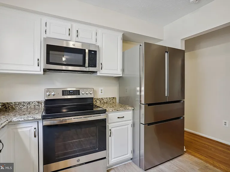 9708 Locust Hill Dr — Photo 18
