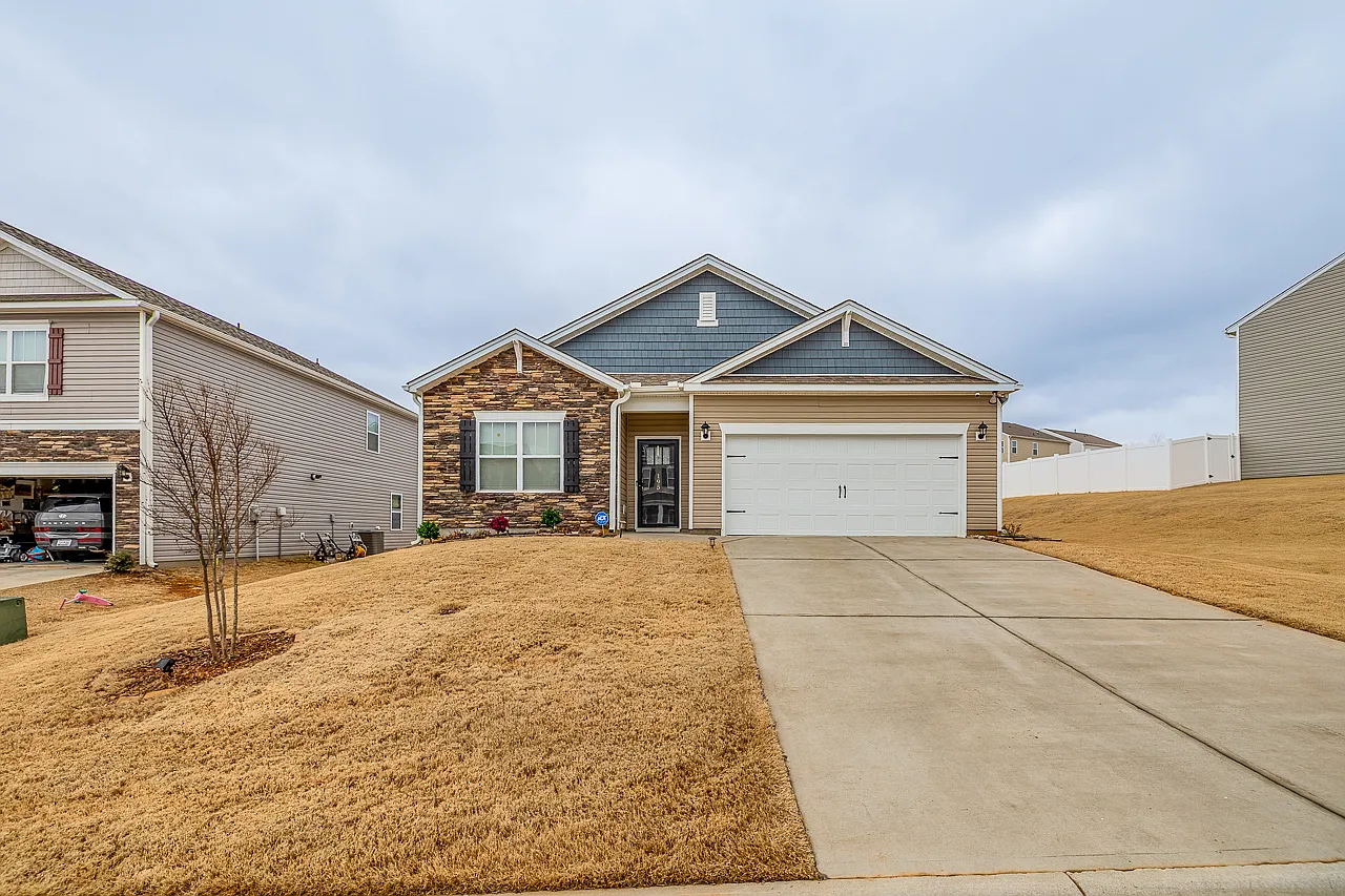 4 bed, 2250 sqft, $2,345 — Photo 2