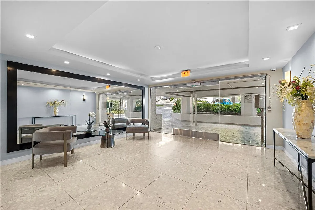 Building Photo - 8530 Holloway Dr #306