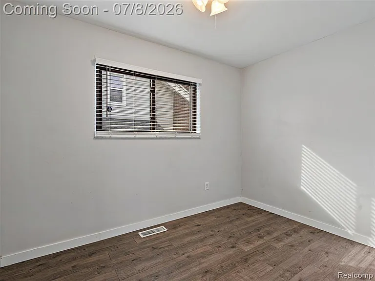 828 E 2nd St — Photo 14