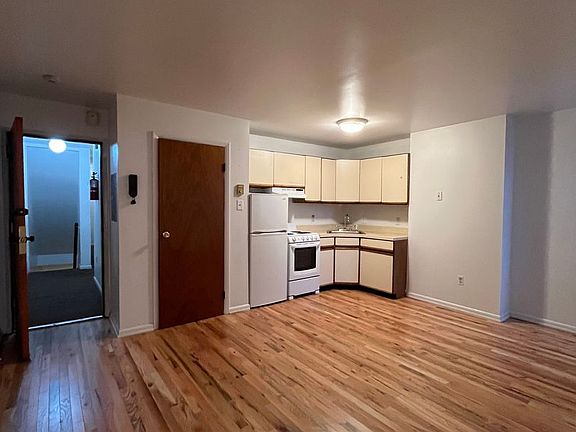 2nd image of 3022 Richmond St APT D