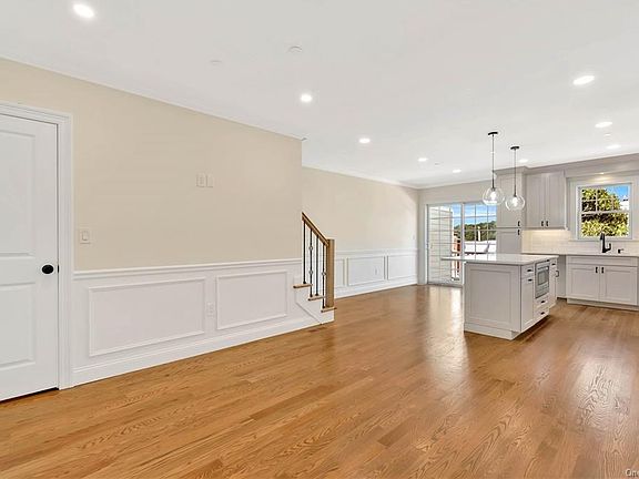 5th image of 199 Gainsborg Ave E
