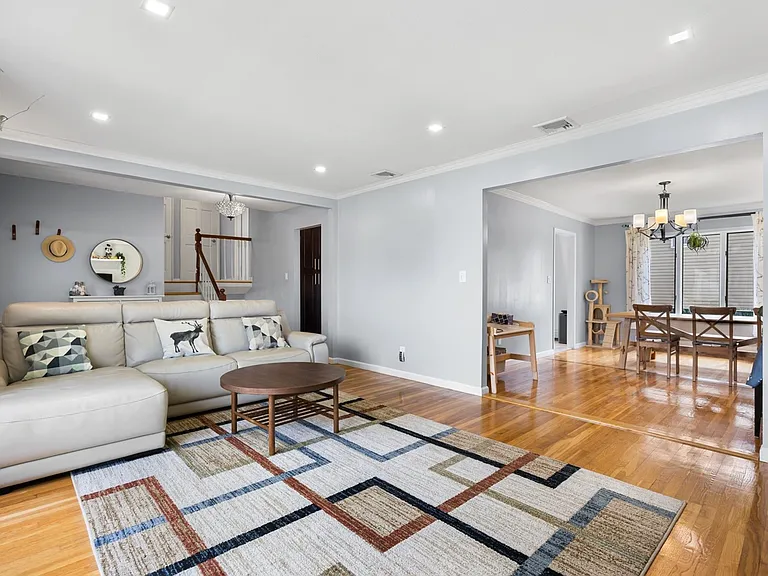 2 York Ave — Photo 8