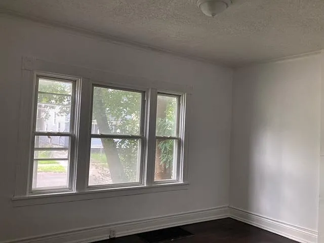 374 Hawley St — Photo 9