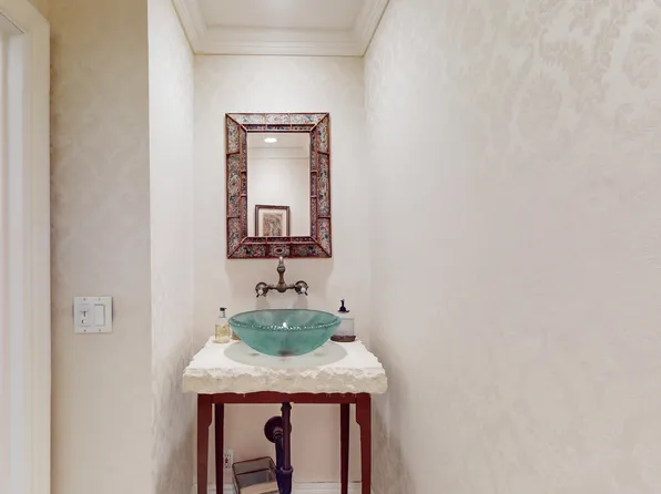 360 East 72nd Street image 9 of 22