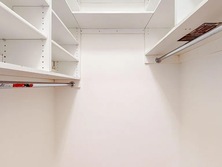 WALK-IN CLOSET
