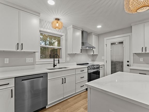 5th image of 562 Barrington Pl NW