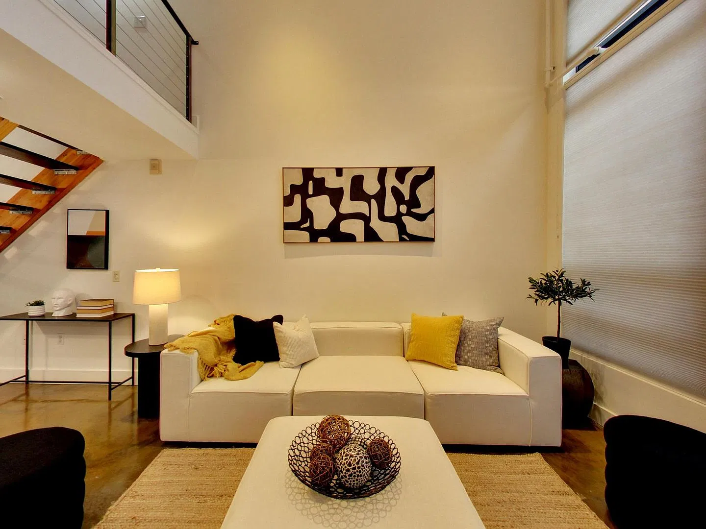 Bright, bi-level One Bed, 2 Full Bath Loft - Check out Virtual Tour — Photo 4