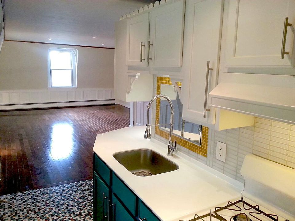 Kitchen open floor plan to living room/diningroom