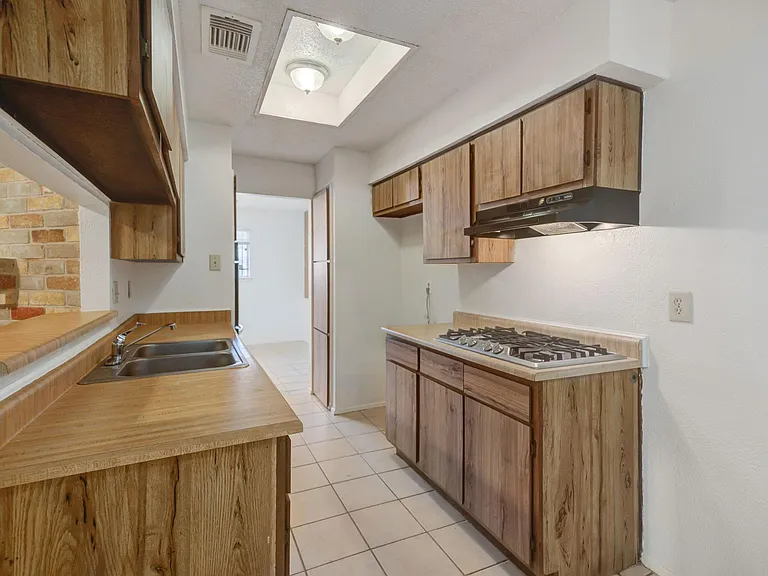 12718 Panay Dr — Photo 5