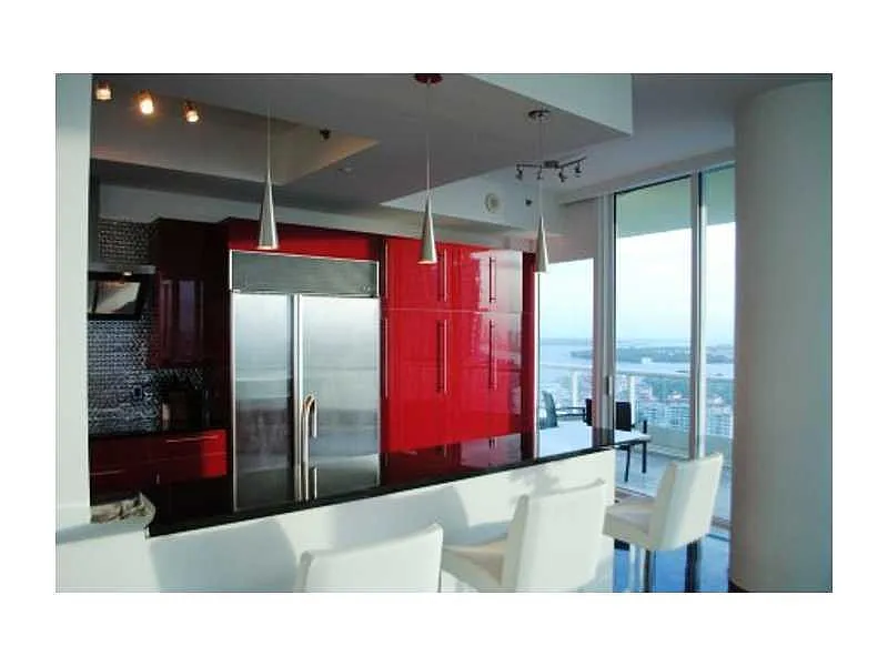 Building Photo - 100 S Pointe Dr #3101