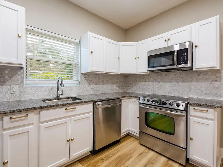 2701 E Columbus Dr — Photo 9