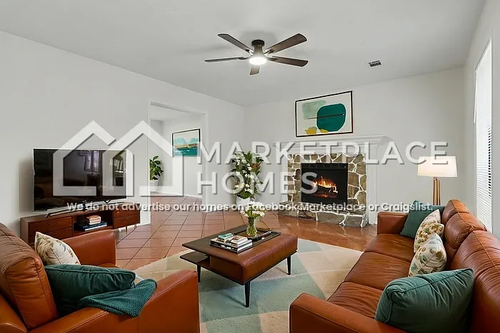 3 bed, 2.5 bath, 1696 sqft, $2,295 — Photo 3