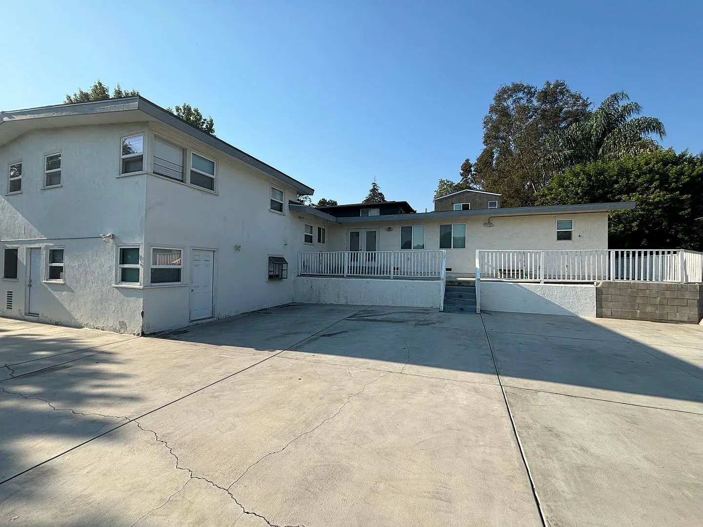 6 Bed/ 5 Bath on Campanile! Large back area! — Photo 1